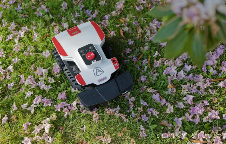 découvrez l'ambrogio twenty zr, une tondeuse robot sans fil équipée de radars intelligents pour un entretien optimal et autonome de votre pelouse.