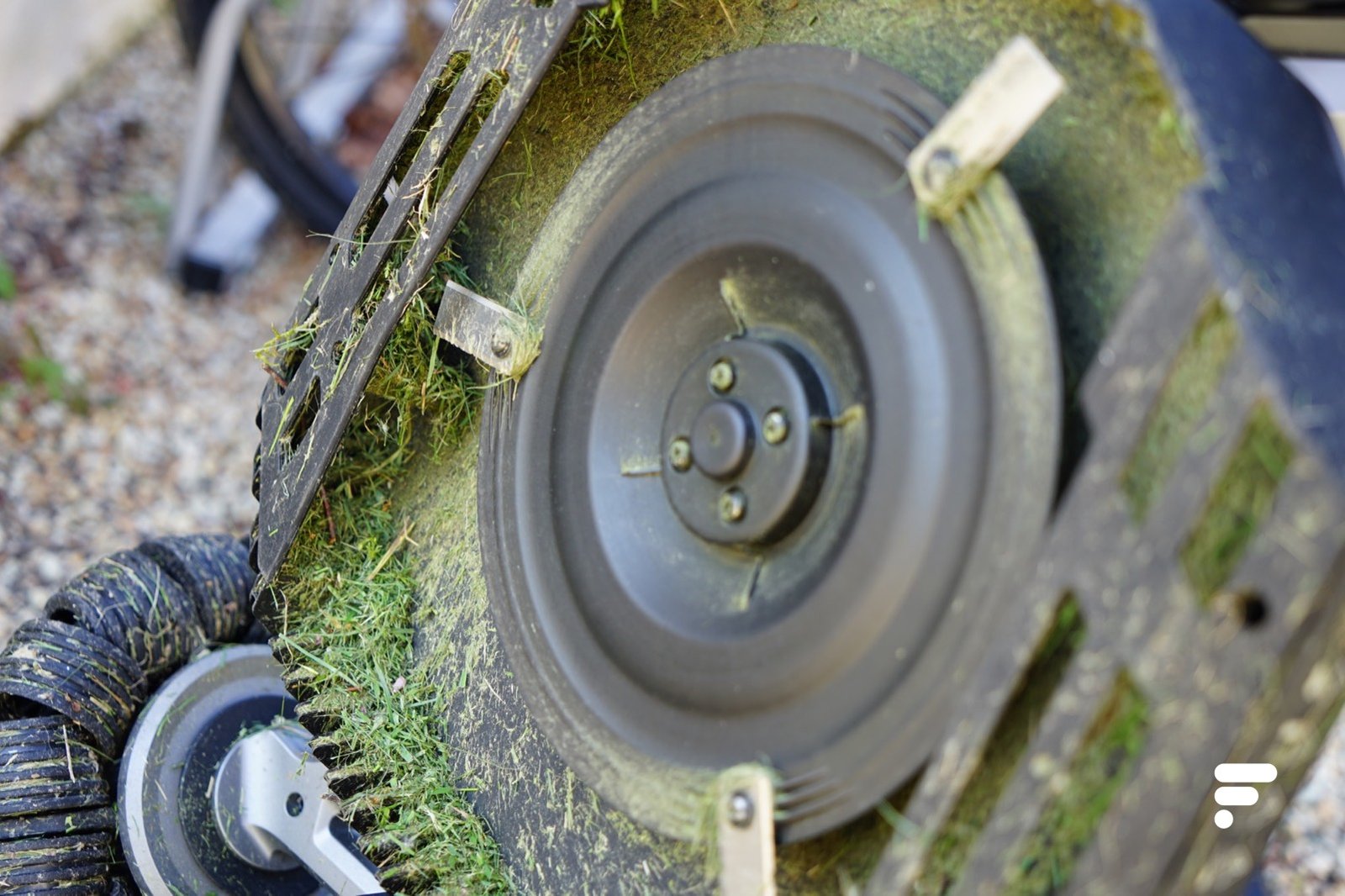 découvrez le test complet de la tondeuse robot ecoflow blade, conçue pour un entretien facile et efficace de tous vos terrains, même les plus difficiles.