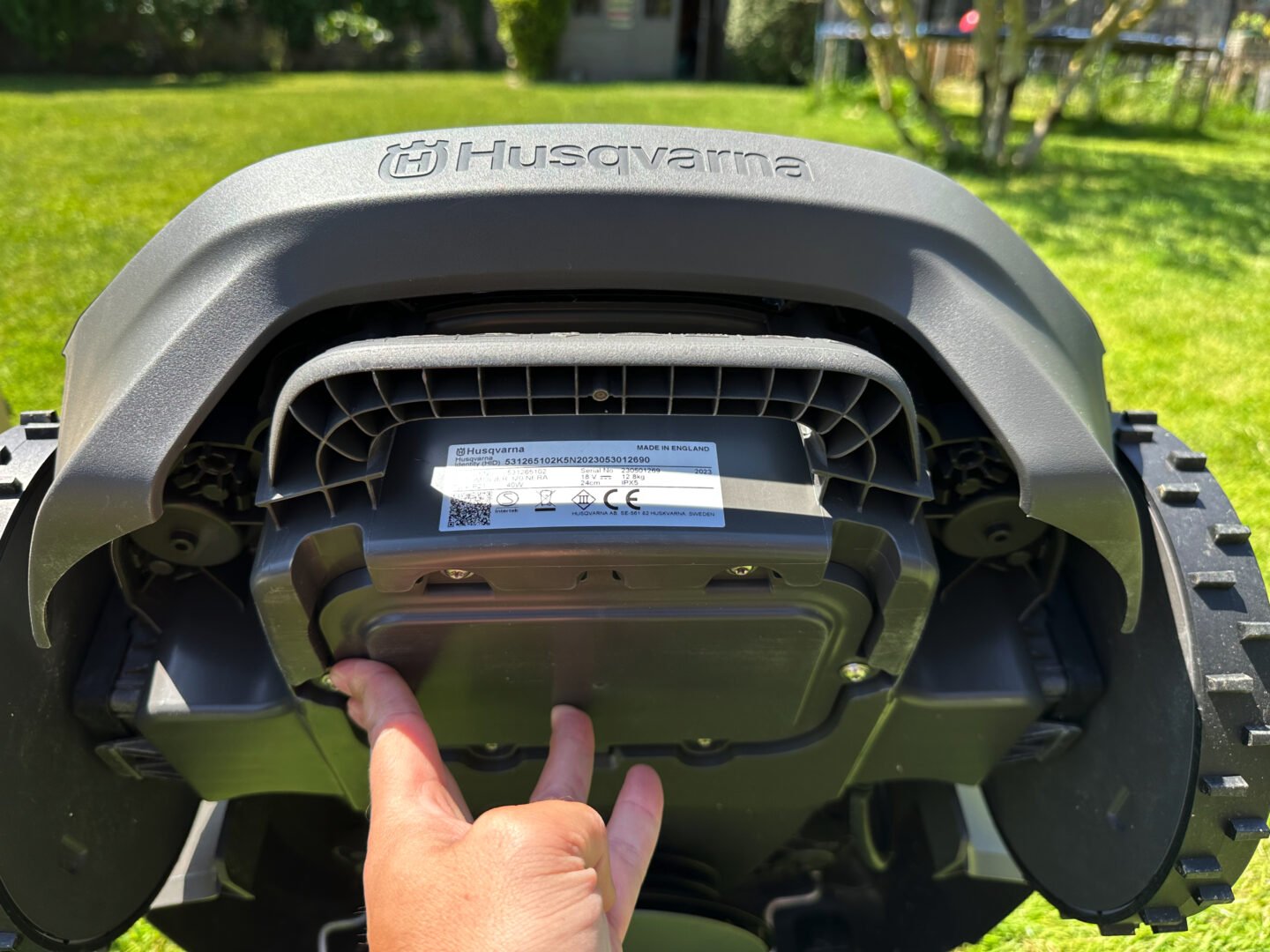 découvrez notre test complet du husqvarna automower 430x nera, un robot tondeuse performant et efficace pour les terrains complexes. analyse des fonctionnalités et résultats sur terrain difficile.