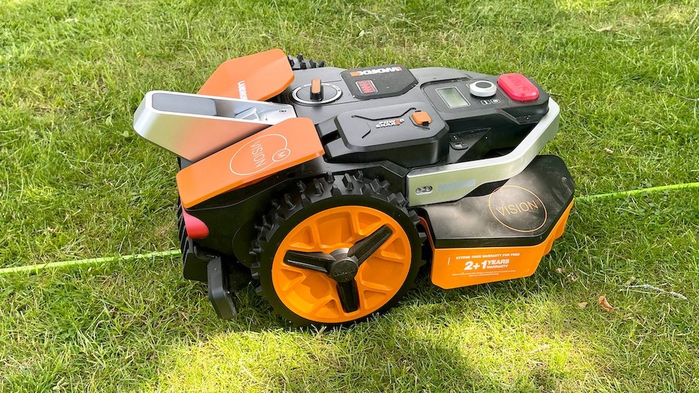 découvrez le test complet du worx landroid vision m800, la tondeuse robot intelligente qui révolutionne l'entretien de votre pelouse avec précision et efficacité.