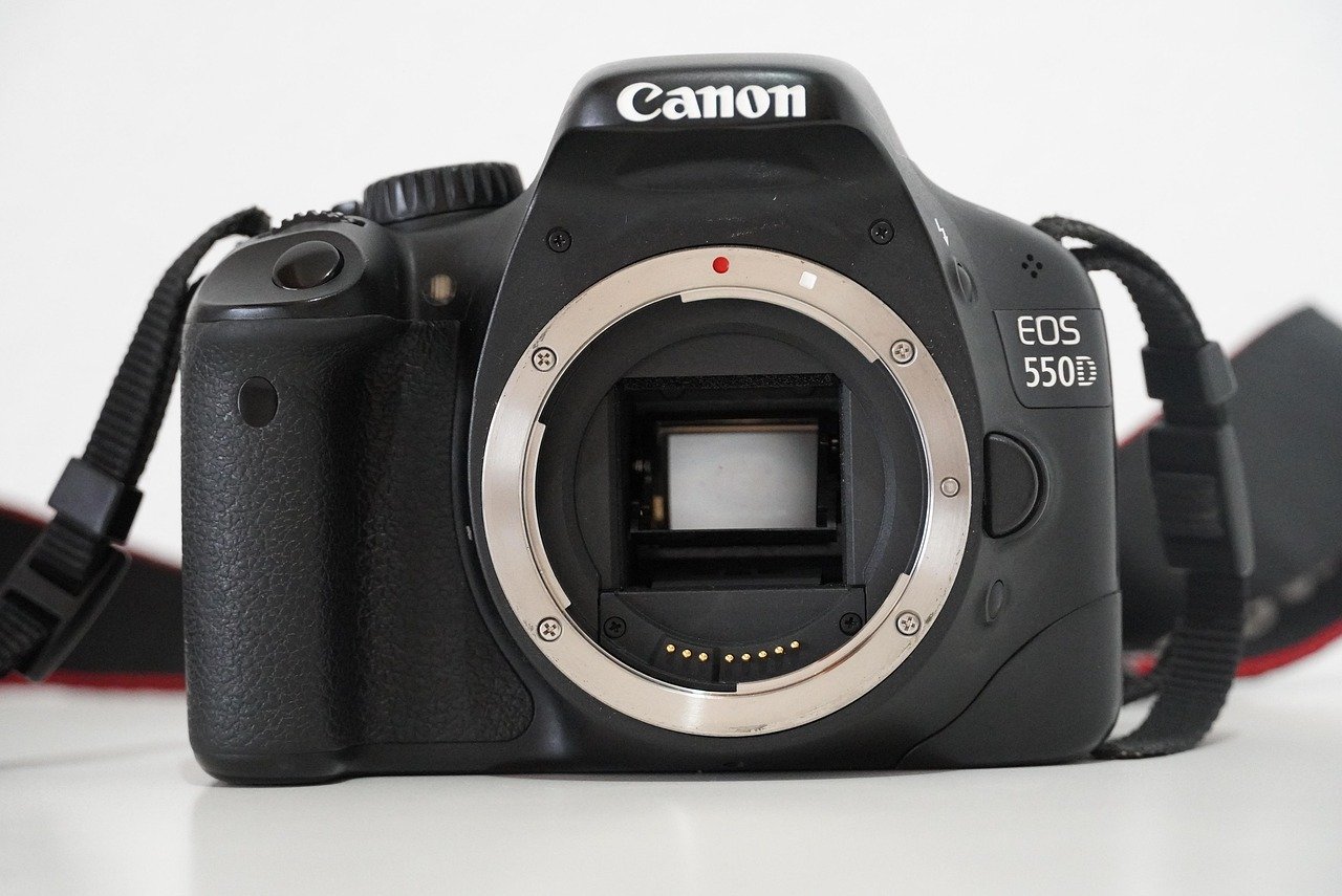 découvrez la tronçonneuse husqvarna 550 epös, un outil puissant et performant idéal pour les travaux de coupe exigeants. fiabilité et ergonomie au rendez-vous.